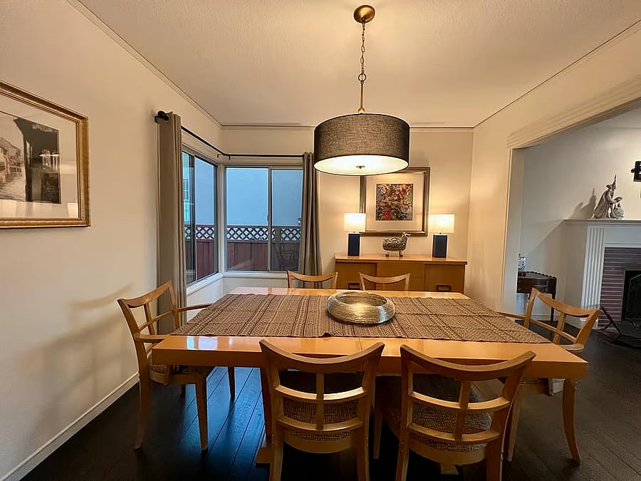 Formal dining room with ample room for 8 people. Extendible dining table. 