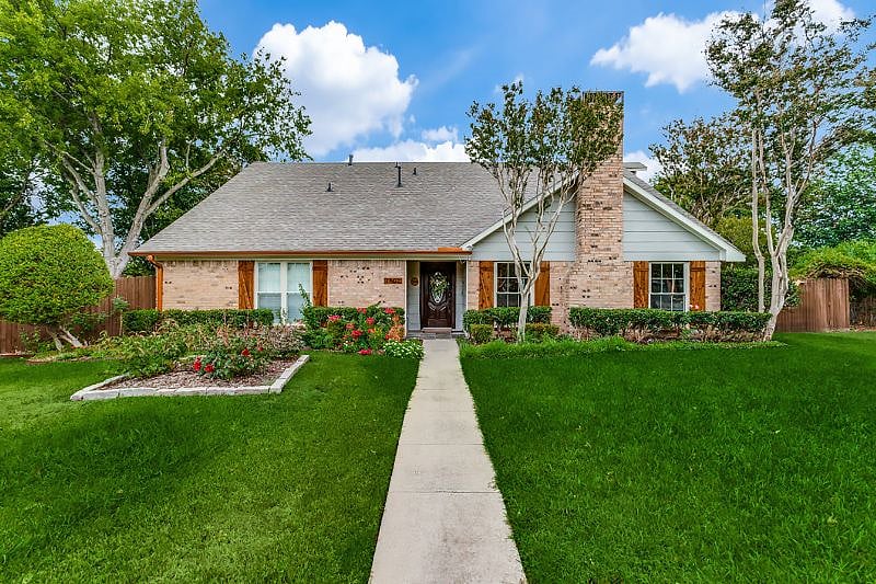 Whether you want a cozy night in watching a movie, a slow morning drinking coffee poolside in the hammock, or you want to hop out and see the town (we're centrally located, y'all!) in the "Foodie Capital of Texas", Richardson - I've got you covered!