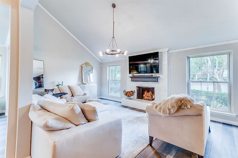 Richardson is central in Dallas-Fort Worth. 20 minutes from Downtown Dallas, 20 minutes from DFW Airport. 5 minutes from grocery stores, 24 Hour Fitness, and dining. Book with us now on Airbnb. We have 3 Furnished, All Bills Paid Luxury rental rooms. Move in Today! 