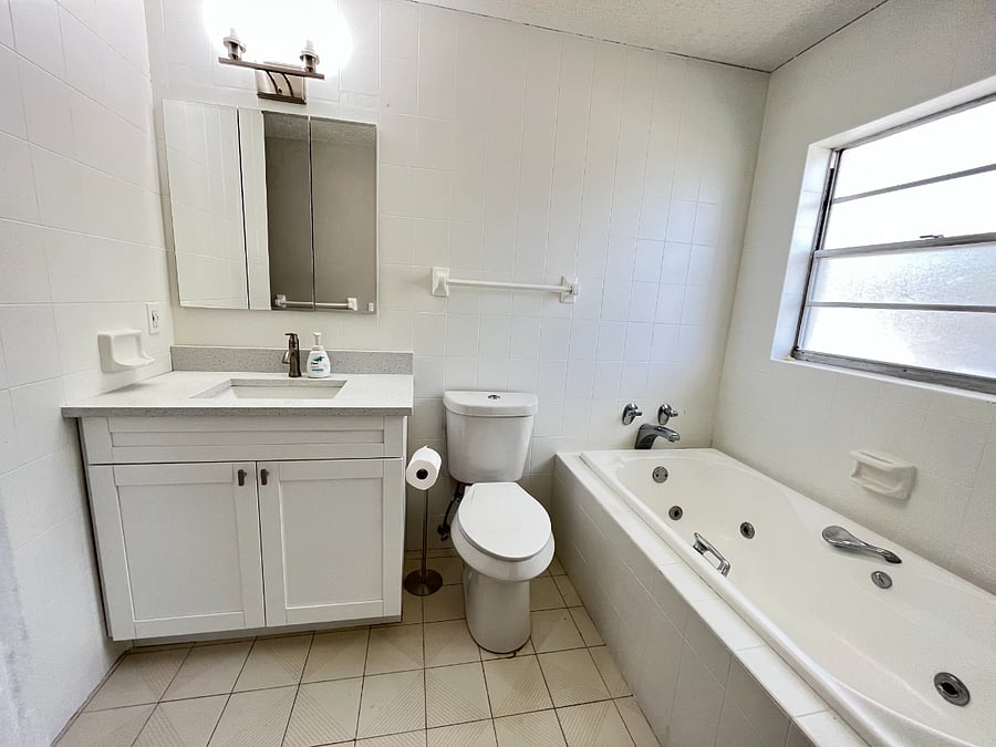 2nd bathroom with jacuzzi tub