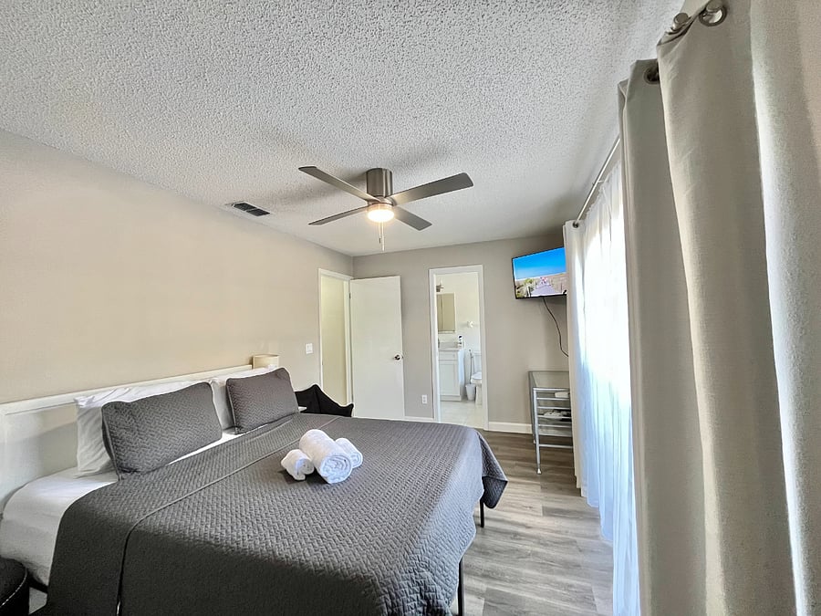 2nd bedroom with direct access to 2nd bathroom