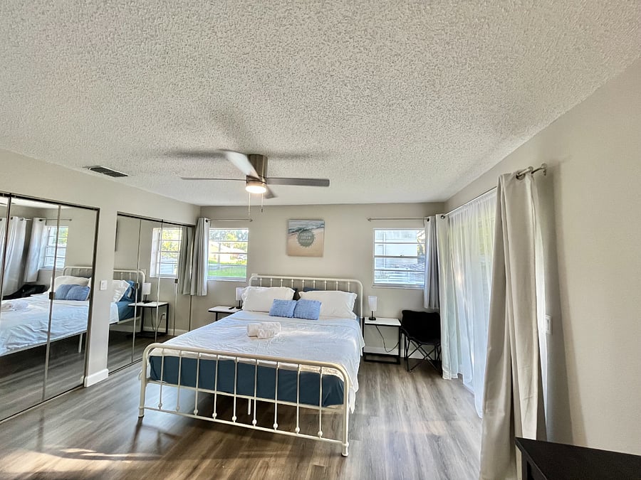 Master king bed