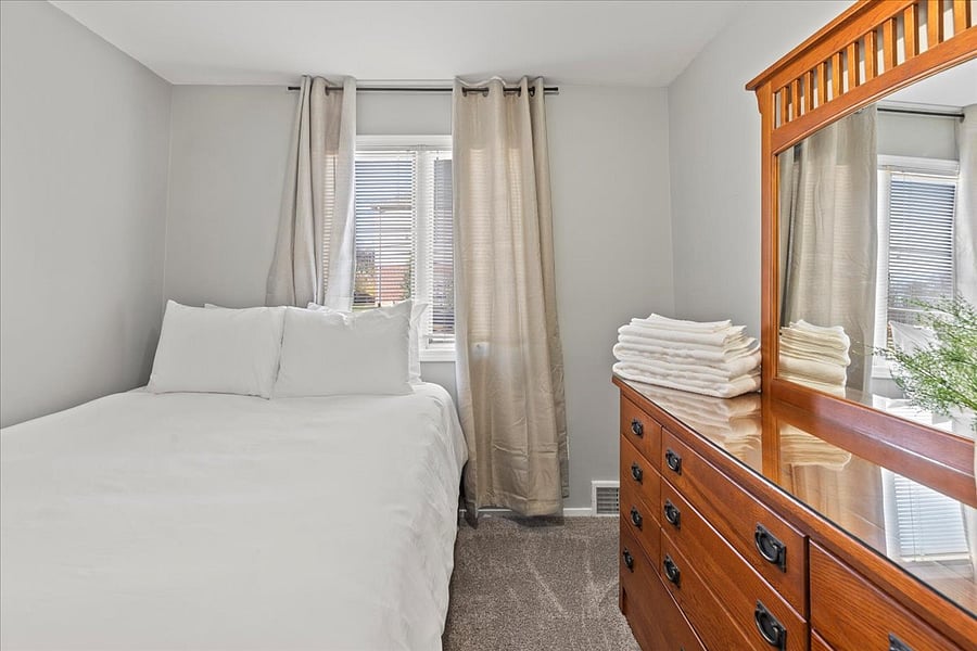 Bedroom 3 - Queen plush mattress