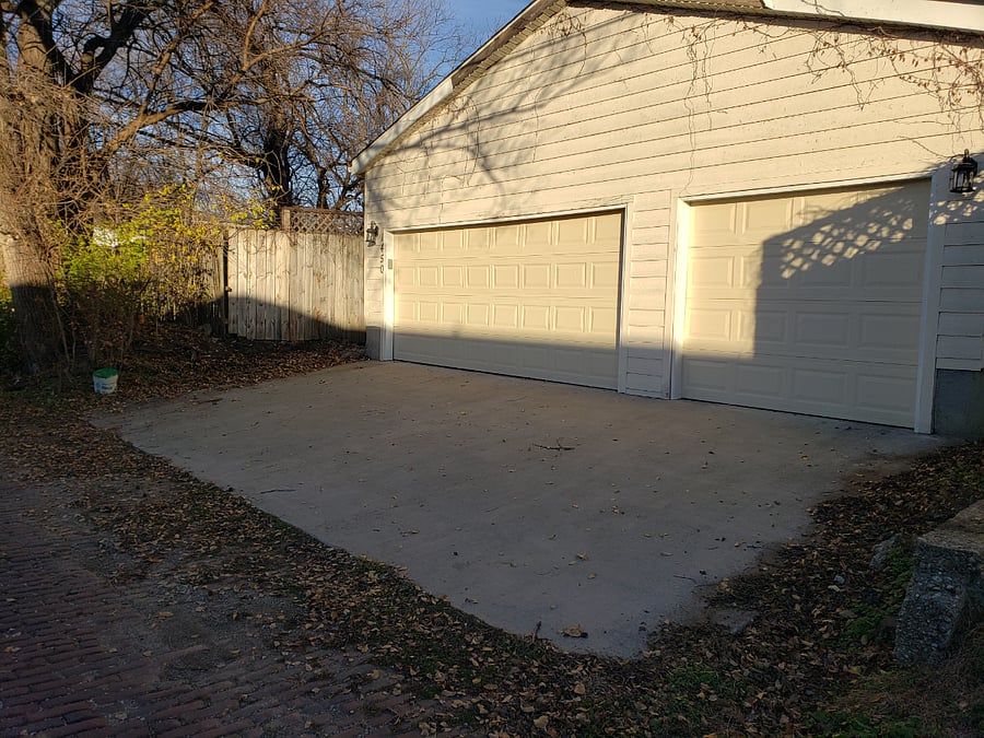 Free Off-street parking on driveway in front of double door.
Backyard entrance through wooden gate to the left.

Garage located in alley behind house.

*Ask about garage parking for an extra fee