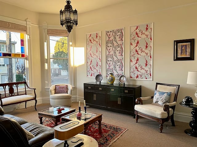 A very spacious livingroom with plenty of sitting capacity. A phenomenal space to chill, have a morning coffee or an afternoon wine, or both.