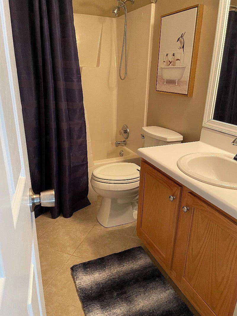 Full bath upstairs with tub and nice high end linens.
