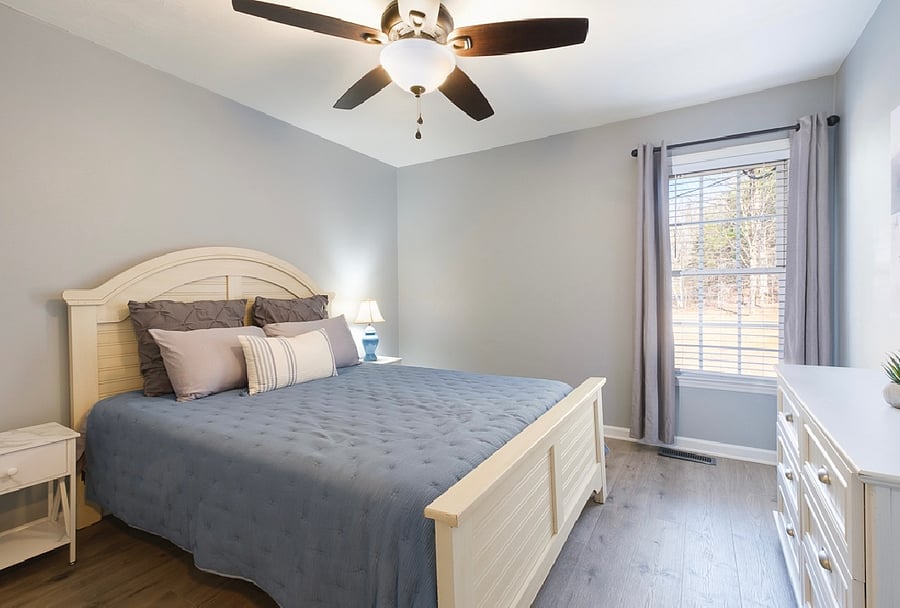Queen bedroom with a closet and 2 dressers.