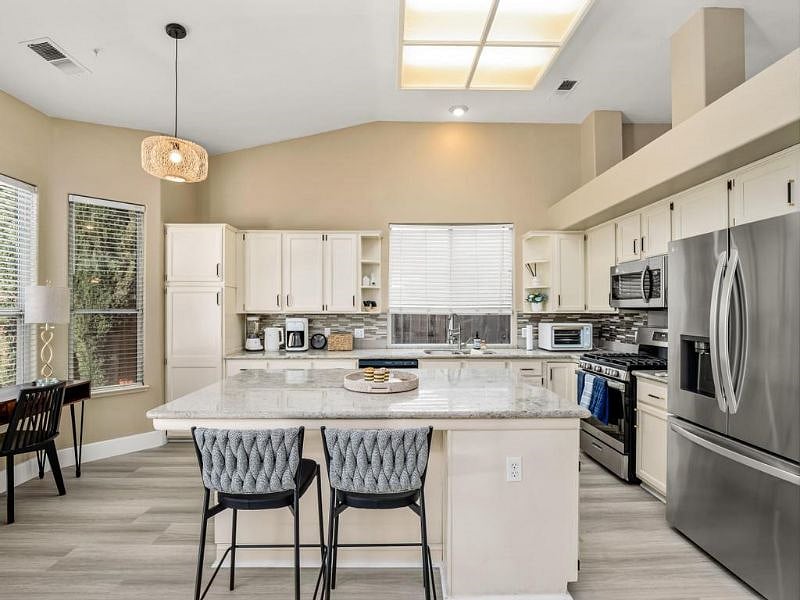 Furnished Finder property 608720_1 photo 3