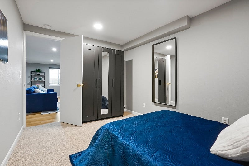 Studio with view of wardrobe
This room has no window