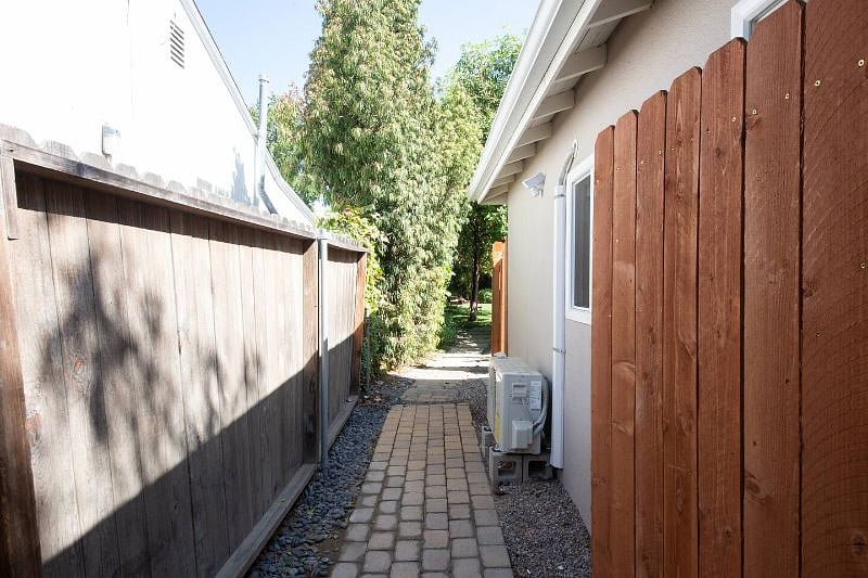 Access entrance from the driveway.