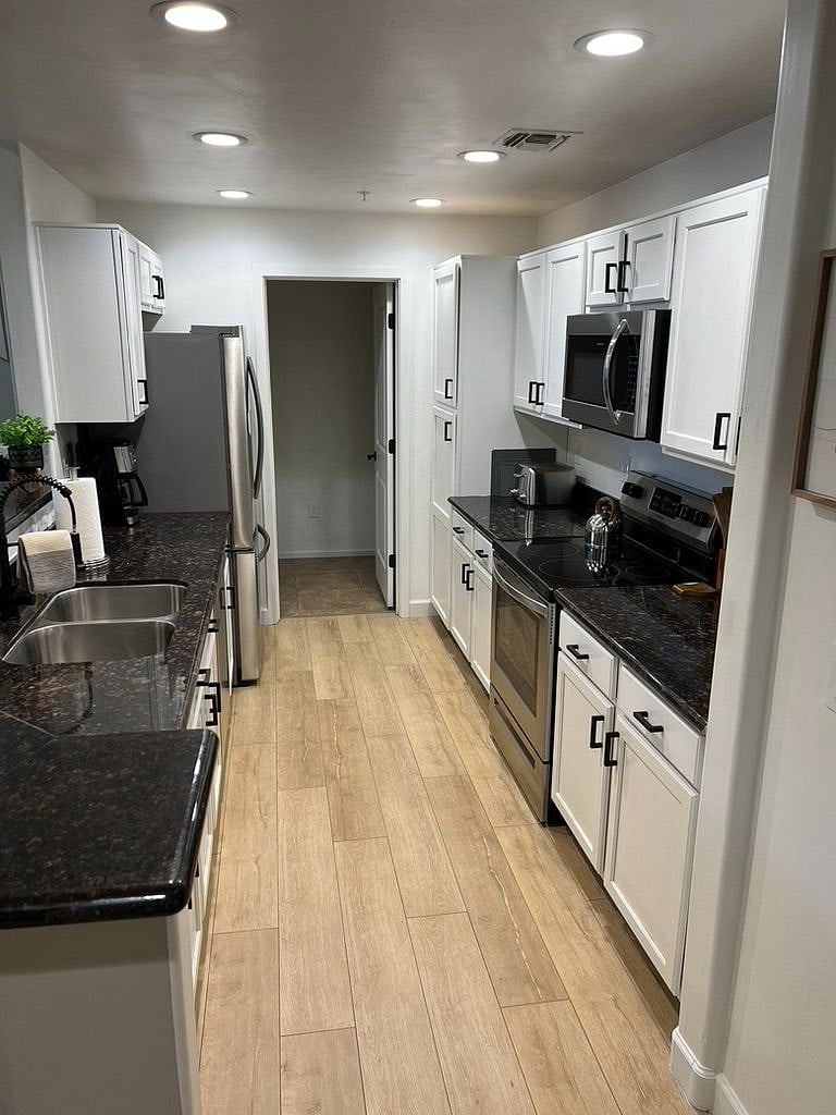 Kitchen with all appliances