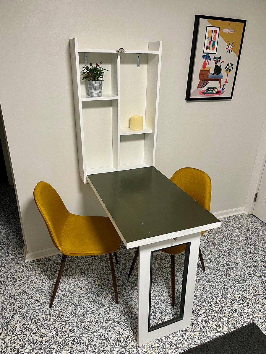 Fun and funky kitchen with "Murphy" table