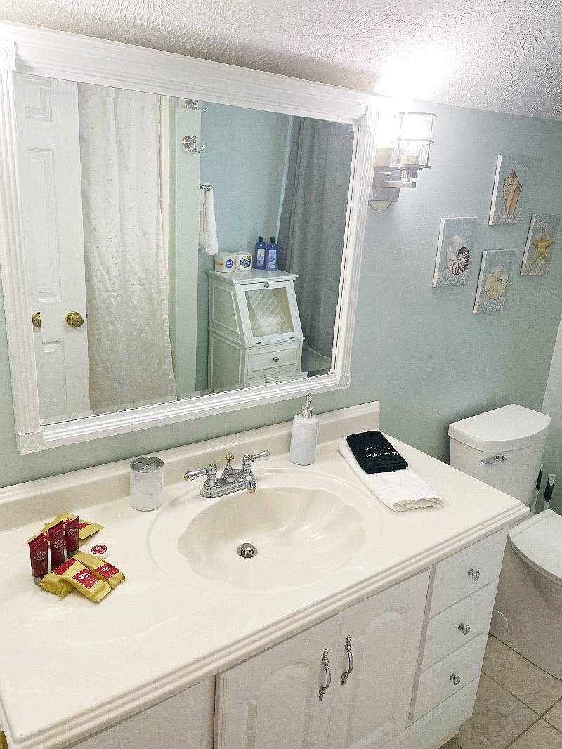 Upstairs en-suite bathroom with shower