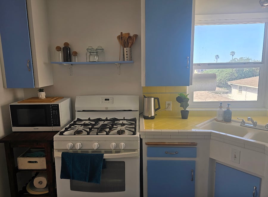 Kitchen Equipped with all coffee and cooking necessities 