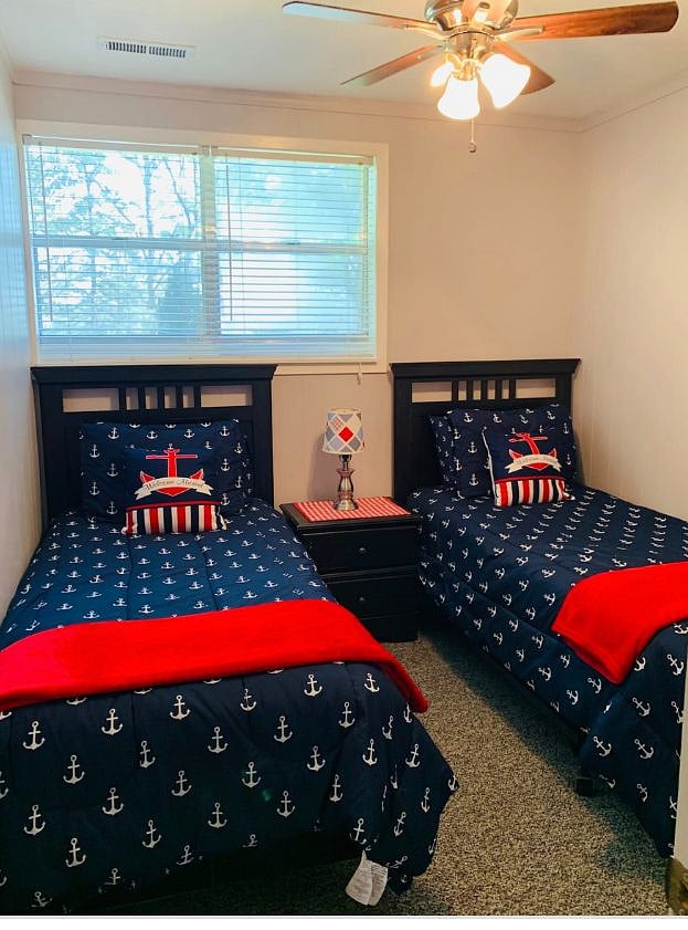 Twin bedroom downstairs