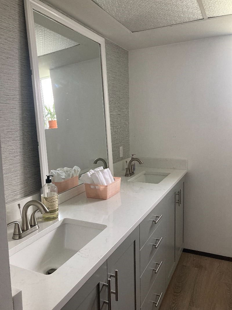 Bathroom - 2 double sinks