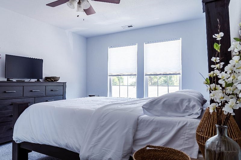 Queen Bedroom upstairs with Smart TV