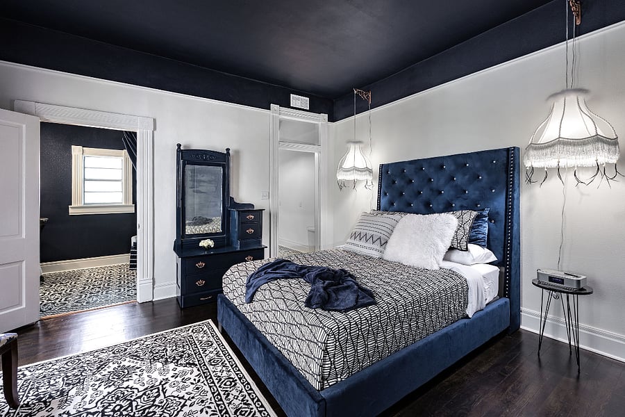 Bedroom w/ Queen bed and sitting area