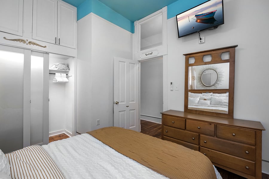 1st bedroom, Queen bed w/ spacious frosted glass closet