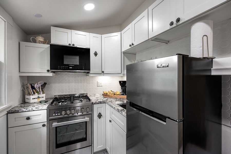 Full Corner kitchen w/ granite countertops, new appliances