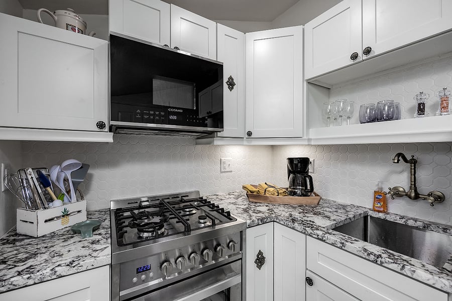 Full Corner kitchen w/ granite countertops, new appliances