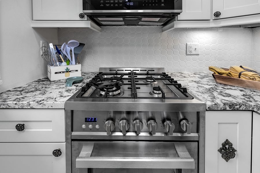 Full Corner kitchen w/ granite countertops, new appliances