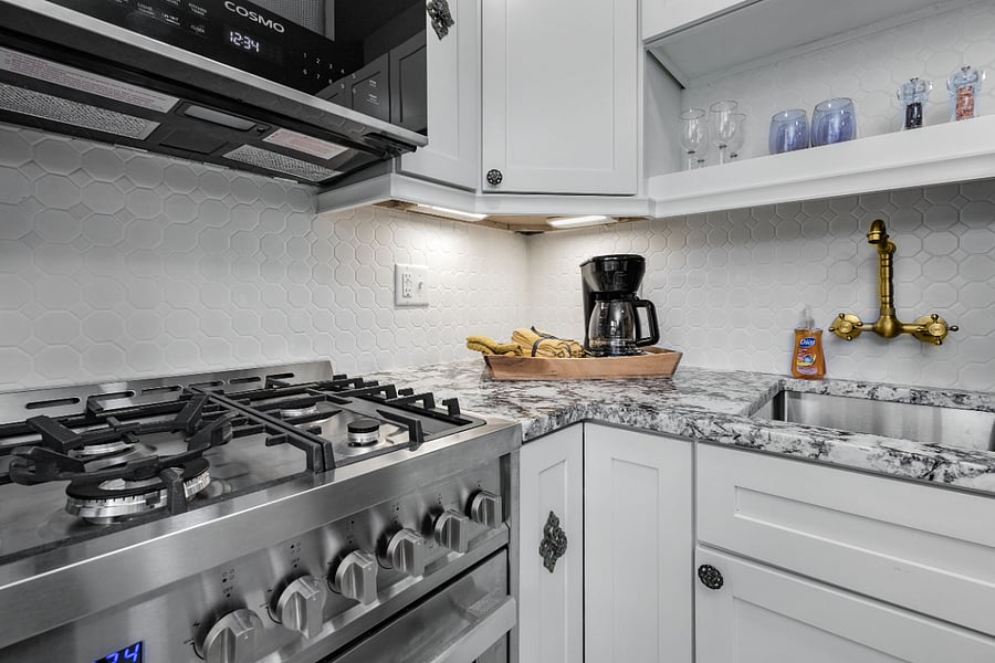 Full Corner kitchen w/ granite countertops, new appliances
