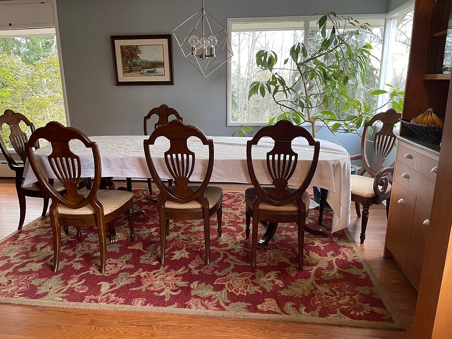 Dining room with table ready for family dinners.