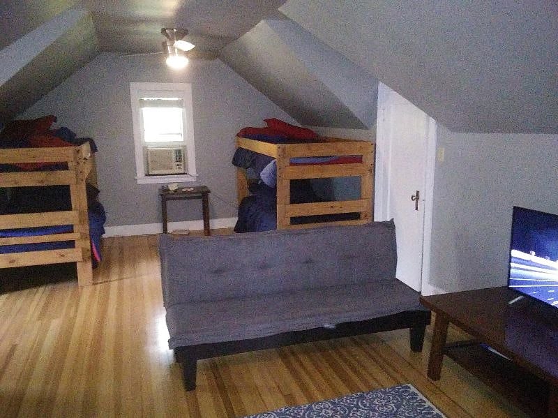 Twin Tudors Inn Northwest Room Attic Loft