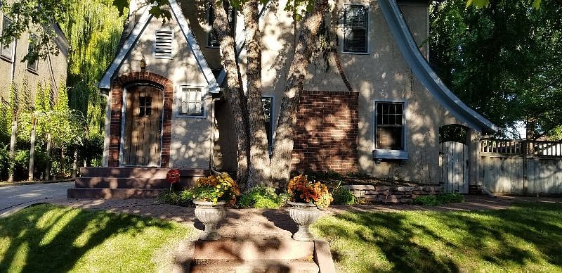 Twin Tudors Inn Front Entrance