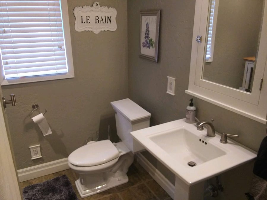 Twin Tudors Inn 2nd Floor Bathroom