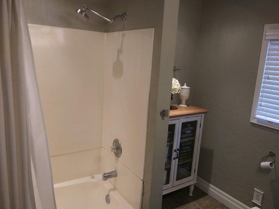Twin Tudors Inn 2nd Floor Bathroom
