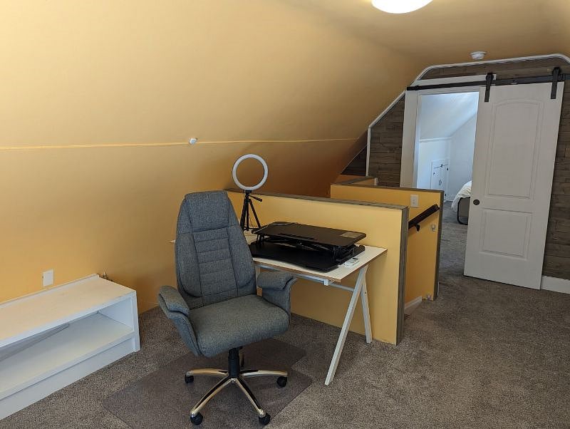 Great office space with ring light and hardwired connection for faster speeds and lower latency (for the gamers out there).