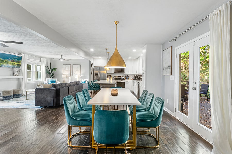 chef kitchen w/ plenty of setting for everyone to enjoy home cooked meals 