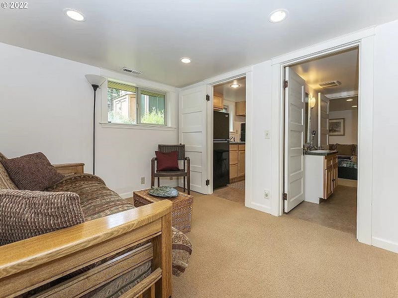 Old picture but with better view of room size. Desk and smart TV included.