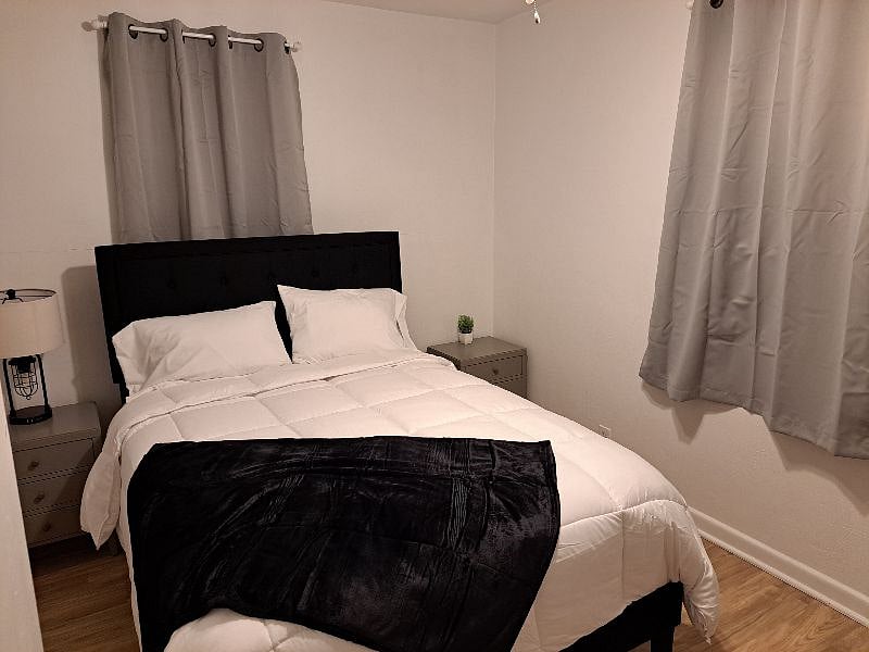 Master bedroom. Queen bed, dresser, night stands and Smart Tv.