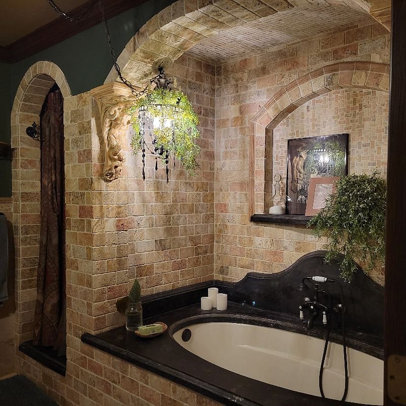 Shower and soaking tub in the bathroom, very very cozy and functional. Almost fantasy like, amazing for a shorter stay.