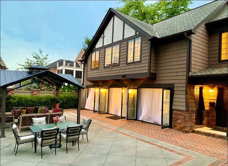 City Flat is the downstairs apartment of this private guesthouse. It shares a very private & quiet courtyard & pavilionplenty of space for dining & relaxing, nestled in the heart of downtown Greenville. And plenty of parking on the premises. 