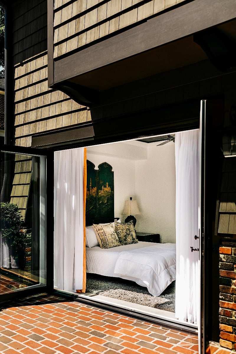 Sleep in the heart of the quiet part of downtown, minutes walking distance from Main Street. 