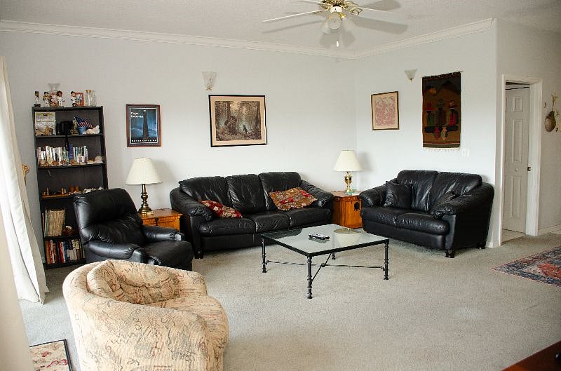 Living room w/ smart Tv 