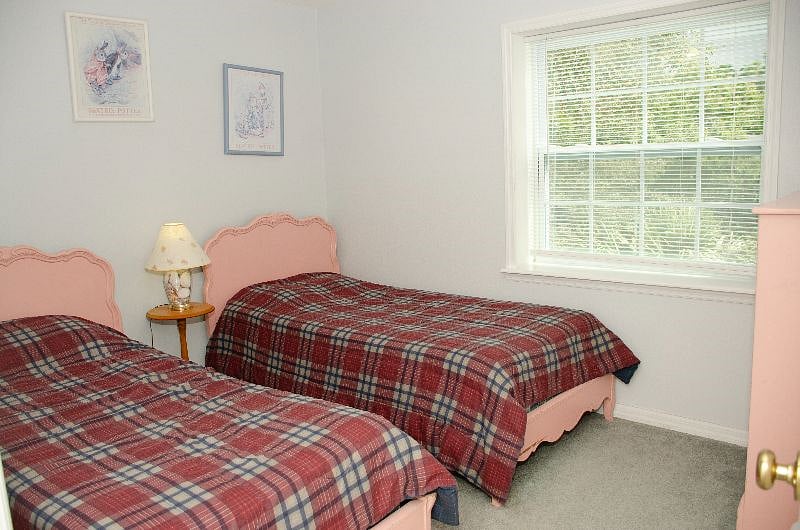 Bedroom w/ 2 twin beds.
