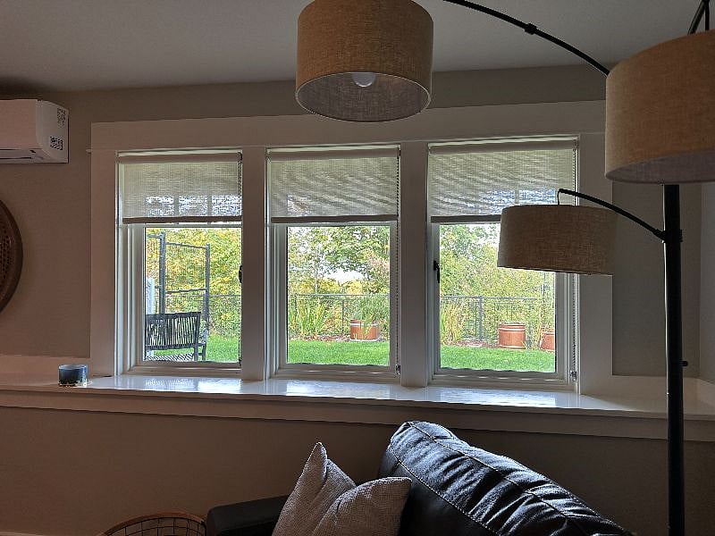 LR windows provide lots of light