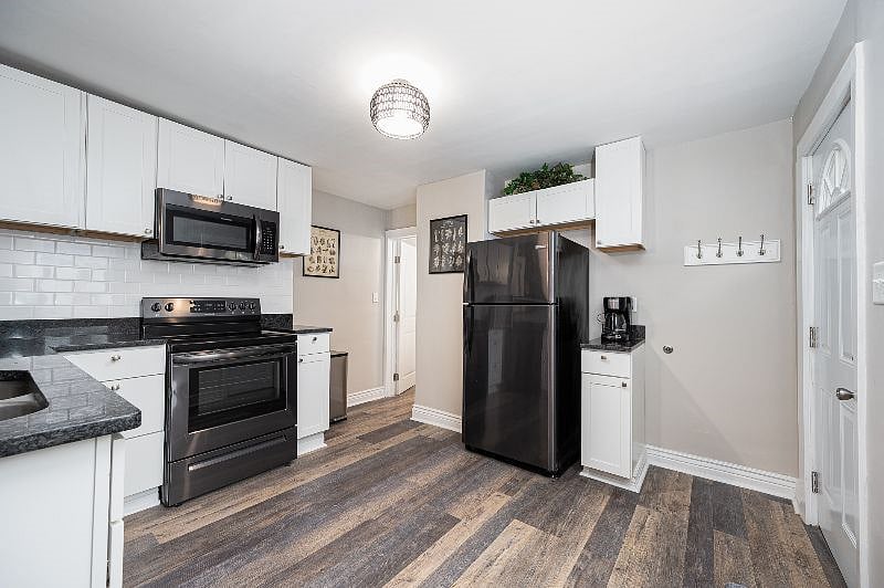 Another view of the kitchen.