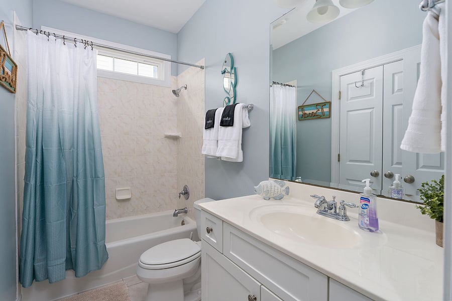 3rd Floor Hallway Bathroom with Tub/Shower Combo