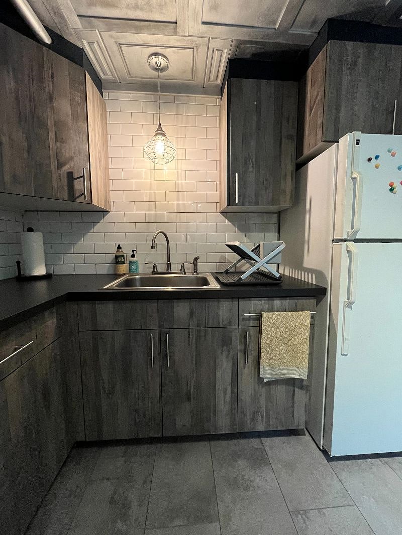 Well appointed full kitchen
