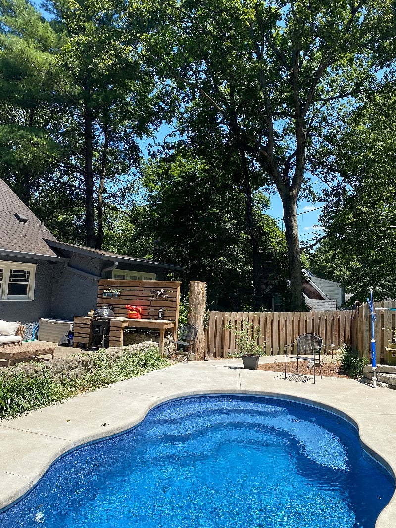 Enclosed patio/pool. The pool is closed for winter. Possible option to open it in the summer for longer leases.
