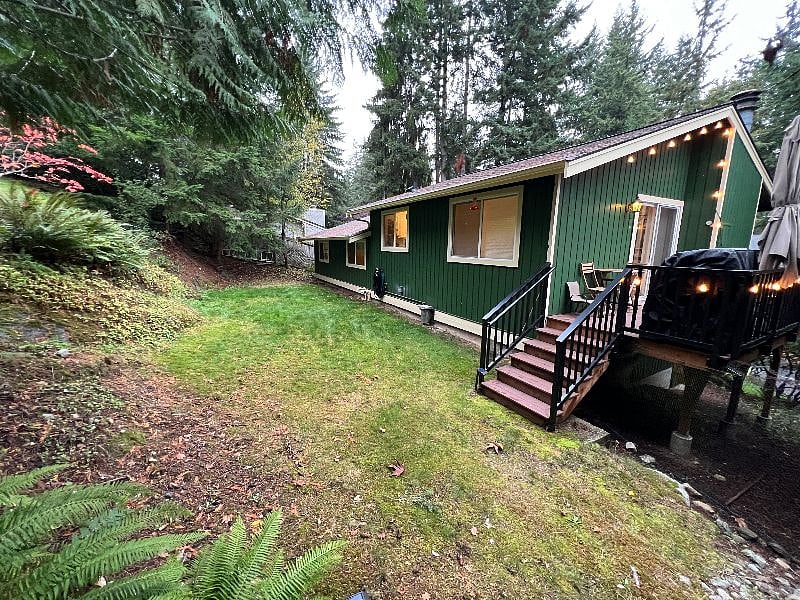Side deck and lower part of backyard
