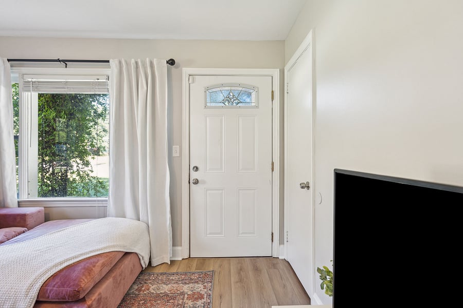 The spacious living room features a large, comfortable sectional and a smart TV, perfect for relaxing after a day of work or exploring the area.
