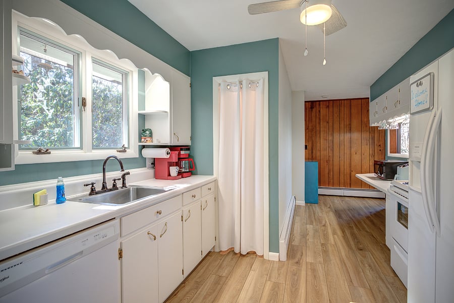 Fully equipped Kitchen (view from front entryway)
