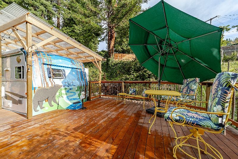 This outdoor area is now covered in the same way the RV is (with a continuation of the pergola). Cozy and private.